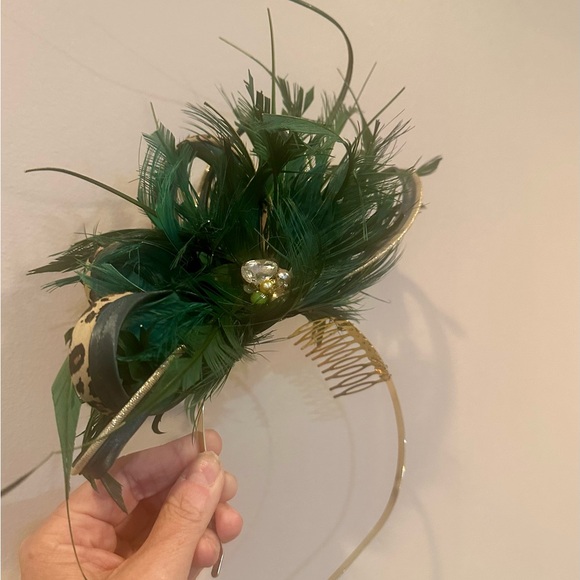 Accessories - Ladies Fascinator with Green Feather and Jewel Accent